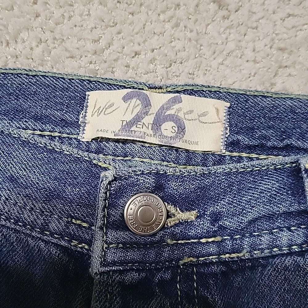 NWT- FREE PEOPLE -Stylish Blue Frayed Hem Cropped Jeans. Sz 26 - Picture 2 of 10